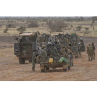 Des véhicules franco-maliens se préparent à partir en convoi pour une mission dans la région d'Ansongo, au Mali.