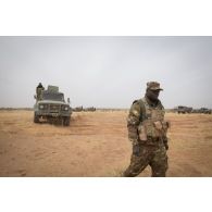 Des véhicules maliens stationnent en convoi dans la région d'Ansongo, au Mali.
