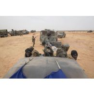 Des sldats maliens stationnent à bord de leur pick-up dans la région d'Ansongo, au Mali.