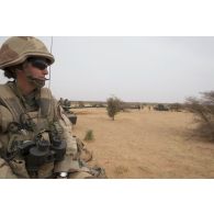 Un soldat du sous-groupement Vert surveille le périmètre à bord de son véhicule de l'avant blindé (VAB) dans la région d'Ansongo, au Mali.