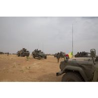 Des véhicules franco-maliens se préparent à partir en convoi pour une mission dans la région d'Ansongo, au Mali.