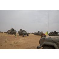 Des véhicules franco-maliens se préparent à partir en convoi pour une mission dans la région d'Ansongo, au Mali.