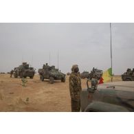 Des véhicules franco-maliens se préparent à partir en convoi pour une mission dans la région d'Ansongo, au Mali.