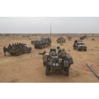 Des véhicules franco-maliens se préparent à partir en convoi pour une mission dans la région d'Ansongo, au Mali.
