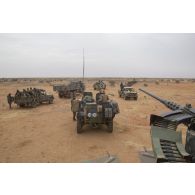 Des véhicules franco-maliens se préparent à partir en convoi pour une mission dans la région d'Ansongo, au Mali.