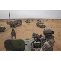 Le capitaine Klaus du 12e régiment de cuirassiers (RC) dirige le départ d'un convoi pour une mission dans la région d'Ansongo, au Mali.