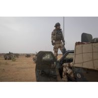 Le capitaine Klaus du 12e régiment de cuirassiers (RC) dirige le départ d'un convoi pour une mission dans la région d'Ansongo, au Mali.