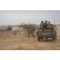 Des véhicules franco-maliens partent en convoi pour une mission dans la région d'Ansongo, au Mali.