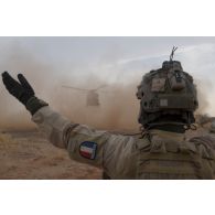 Un joint terminal attack controller (JTAC) guide l'atterrissage d'un hélicoptère Caïman NH-90 pour une livraison par air (LPA) dans la région d'Ansongo, au Mali.