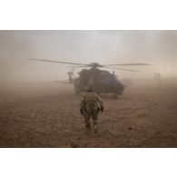 Un joint terminal attack controller (JTAC) guide l'atterrissage d'un hélicoptère Caïman NH-90 pour une livraison par air (LPA) dans la région d'Ansongo, au Mali.