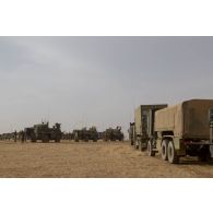 Des camions porteurs polyvalents logistiques (PPLOG) progressent vers la position du groupement tactique Dauphin pour un ravitaillement dans la région d'Ansongo, au Mali.