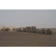 Des camions porteurs polyvalents logistiques (PPLOG) progressent vers la position du groupement tactique Dauphin pour un ravitaillement dans la région d'Ansongo, au Mali.