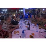 Le président de la République Emmanuel Macron fête son anniversaire auprès des soldats à Niamey, au Niger.