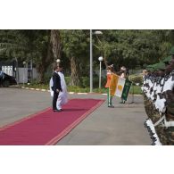 Le Président de la République Emmanuel Macron et son homologue Mahamadou Issoufou reçoivent les honneurs par la garde nationale nigérienne à Niamey, au Niger.