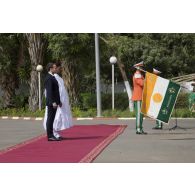 Le Président de la République Emmanuel Macron et son homologue Mahamadou Issoufou reçoivent les honneurs par la garde nationale nigérienne à Niamey, au Niger.
