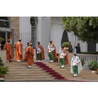 Déploiement de la garde nationale nigérienne en haie d'honneur devant le palais présidentiel pour l'accueil du président de la République Emmanuel Macron à Niamey, au Niger.