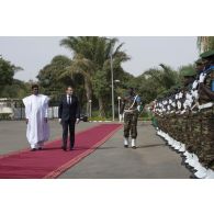 Le Président de la République Emmanuel Macron et son homologue Mahamadou Issoufou reçoivent les honneurs par la garde nationale nigérienne à Niamey, au Niger.