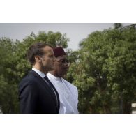 Le Président de la République Emmanuel Macron et son homologue Mahamadou Issoufou reçoivent les honneurs par la garde nationale nigérienne à Niamey, au Niger.