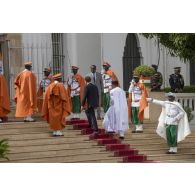 Le Président de la République Emmanuel Macron et son homologue Mahamadou Issoufou reçoivent les honneurs par la garde nationale nigérienne à Niamey, au Niger.
