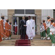 Le Président de la République Emmanuel Macron et son homologue Mahamadou Issoufou reçoivent les honneurs par la garde nationale nigérienne à Niamey, au Niger.