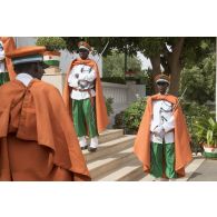 Déploiement de la garde nationale nigérienne en haie d'honneur devant le palais présidentiel pour l'accueil du président de la République Emmanuel Macron à Niamey, au Niger.