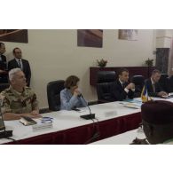 Le Président de la République Emmanuel Macron assiste à une réunion au palais présidentiel de Niamey, au Niger.