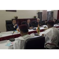 Le Président de la République Emmanuel Macron assiste à une réunion au palais présidentiel de Niamey, au Niger.