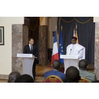 Le Président de la République Emmanuel Macron participe à une conférence de presse aux côtés de son homologue Mahamadou Issoufou au palais présidentiel de Niamey, au Niger.