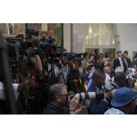Rassemblement de journalistes pour la conférence de presse du président de la République Emmanuel Macron et de son homologue Mahamadou Issoufou au palais présidentiel de Niamey, au Niger.