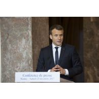 Le Président de la République Emmanuel Macron participe à une conférence de presse au palais présidentiel de Niamey, au Niger.