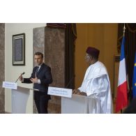 Le Président de la République Emmanuel Macron participe à une conférence de presse aux côtés de son homologue Mahamadou Issoufou au palais présidentiel de Niamey, au Niger.