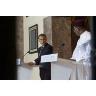 Le Président de la République Emmanuel Macron participe à une conférence de presse aux côtés de son homologue Mahamadou Issoufou au palais présidentiel de Niamey, au Niger.