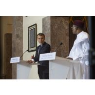 Le Président de la République Emmanuel Macron participe à une conférence de presse aux côtés de son homologue Mahamadou Issoufou au palais présidentiel de Niamey, au Niger.