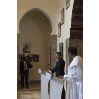 Le Président de la République Emmanuel Macron participe à une conférence de presse aux côtés de son homologue Mahamadou Issoufou au palais présidentiel de Niamey, au Niger.