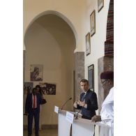Le Président de la République Emmanuel Macron participe à une conférence de presse aux côtés de son homologue Mahamadou Issoufou au palais présidentiel de Niamey, au Niger.