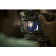 Un journaliste couvre la conférence de presse du président de la République Emmanuel Macron au palais présidentiel de Niamey, au Niger.