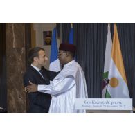 Le Président de la République Emmanuel Macron participe à une conférence de presse aux côtés de son homologue Mahamadou Issoufou au palais présidentiel de Niamey, au Niger.