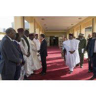 Le Président de la République Emmanuel Macron rencontre des membres du gouvernement nigérien au palais présidentiel de Niamey, au Niger.