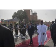 Le Président de la République Emmanuel Macron et son homologue Mahamadou Issoufou reçoivent les honneurs par la garde nationale nigérienne à Niamey, au Niger.