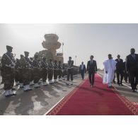 Le Président de la République Emmanuel Macron et son homologue Mahamadou Issoufou reçoivent les honneurs par la garde nationale nigérienne à Niamey, au Niger.