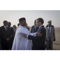 Le Président de la République Emmanuel Macron prend congés de son homologue nigérien Mahamadou Issoufou au terme de sa visite à Niamey, au Niger.