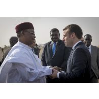 Le Président de la République Emmanuel Macron prend congés de son homologue nigérien Mahamadou Issoufou au terme de sa visite à Niamey, au Niger.