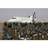 La garde nationale nigérienne rend les honneurs au départ du président de la République Emmanuel Macron à bord de son avion Falcon 7X à Niamey, au Niger.