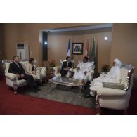 Le président de la République Emmanuel Macron est reçu par son homologue nigérien Mahamadou Issoufou à son arrivée à Niamey, au Niger.