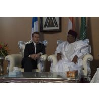 Le président de la République Emmanuel Macron est reçu par son homologue nigérien Mahamadou Issoufou à son arrivée à Niamey, au Niger.