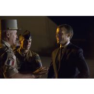 Le président de la République Emmanuel Macron est accueilli par le général Bruno Guibert et le colonel Guillaume Gauthier, commandant la base aérienne projetée de Niamey, au Niger.