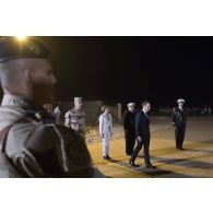 Le président de la République Emmanuel Macron reçoit les honneurs aux côtés de la ministre des Armées Florence Parly, du général François Lecointre et de l'amiral Bernard Rogel à son arrivée à Niamey, au Niger.