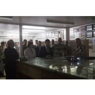 Le président de la République Emmanuel Macron assiste à un briefing aux côtés de la ministre des Armées Florence Parly et des généraux François Lecointre et Bruno Guibert à Niamey, au Niger.