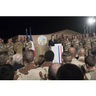 Le président de la République Emmanuel Macron prononce un discours devant les soldats à Niamey, au Niger.