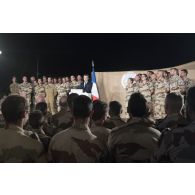 Le président de la République Emmanuel Macron prononce un discours devant les soldats à Niamey, au Niger.